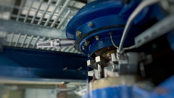 Closeup of the Airius LTE-M sensor installed on a pump bearing housing