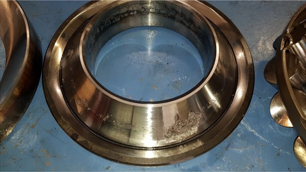 Dissassembled rolling element bearing with damage on the inner race.